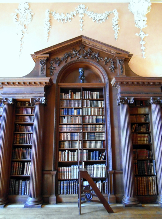 If only Ikea offered bookcases such as these at Christchurch College Oxford. The original library steps by Chippendale is a nice extra touch n'es pas? Thankfully my digital camera's flash did not damage the first edition of Newton's 'Principia Mathematica'.